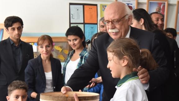 Bakan Avcı okul üzümü dağıttı