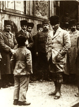 TBMM Başkanı Gazi Mustafa Kemal, Bilecik Osmaneli İstasyonu'nda bir öğrencinin okuduğu şiiri dinlerken (16 Ocak 1923)