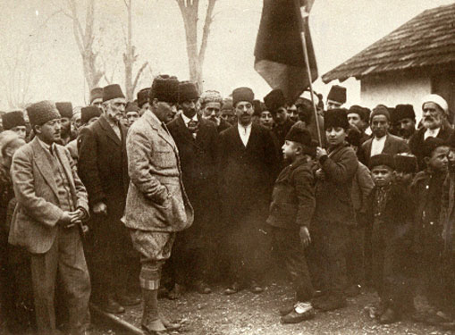 TBMM Başkanı Gazi Mustafa Kemal, Bilecik Osmaneli İstasyonu'nda bir öğrencinin okuduğu şiiri dinlerken (20 Ocak 1923)