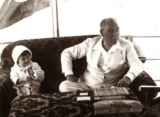 Cumhurbaşkanı Gazi Mustafa Kemal, Sakarya Motoru'nda küçük Ülkü ile Boğaz gezisinde (1934)