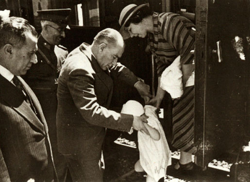 Cumhurbaşkanı Atatürk, küçük Ülkü ile bir geziden dönerken (1936)