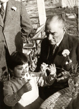 Cumhurbaşkanı Atatürk, Florya'da Kılıç Ali'nin evinde küçük Ülkü ile (1936)