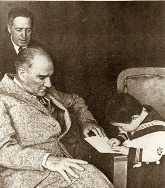 Cumhurbaşkanı Atatürk, küçük Ülkü'ye okumayı öğretirken (3 Mayıs 1935)