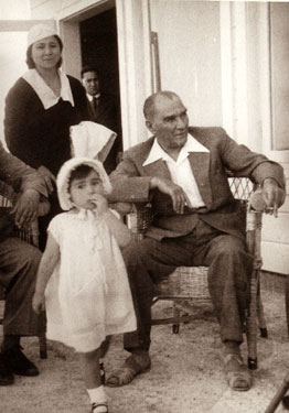 Cumhurbaşkanı Atatürk, Florya'da küçük Ülkü ile (21 Haziran 1936)