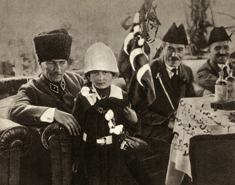TBMM Başkanı Gazi Mustafa Kemal, Çiçek Bayramı'nda Gültekin ile (Mayıs 1922)