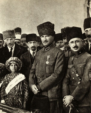 TBMM Başkanı Gazi Mustafa Kemal, Büyük Taarruz öncesi, yetim çocuklar yararına düzenlenen yarışlarda (1922)