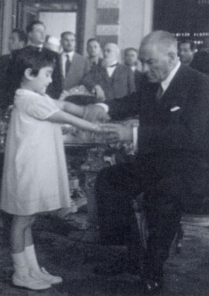 Cumhurbaşkanı Atatürk, İstanbul'da küçük Ülkü ile resim ve heykel sergisinde (20 Eylül 1937)