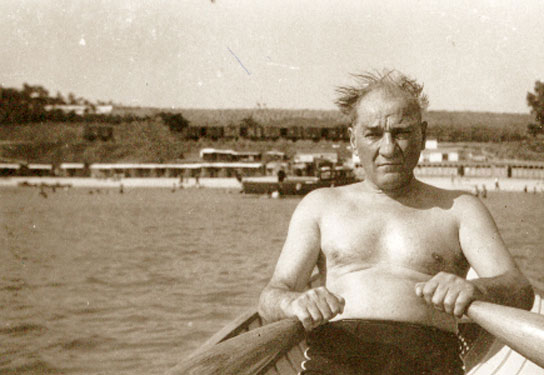 Cumhurbaşkanı Atatürk, Florya'da kürek çekerken (17 Temmuz 1937)