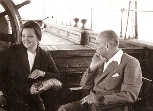 Cumhurbaşkanı Atatürk, Ertuğrul Yatı'nda Afet İnan ile (1935)