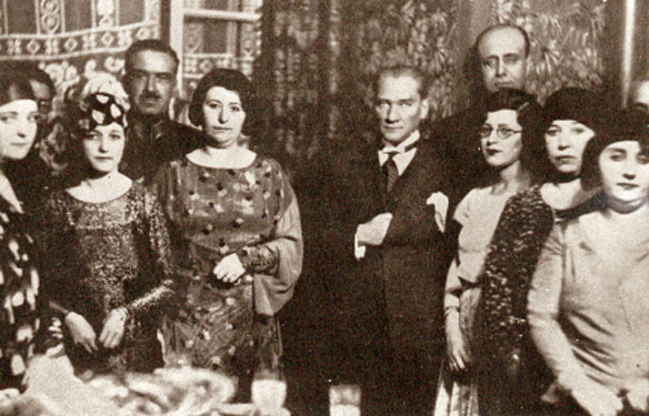 Cumhurbaşkanı Gazi Mustafa Kemal, Genelkurmay Başkanı Mareşal Fevzi Çakmak'ın kızının nişan töreninde (20 Aralık 1929)