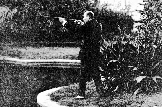 Cumhurbaşkanı Gazi Mustafa Kemal, armağan edilen baston tüfekle Dolmabahçe Sarayı bahçesinde (1930)