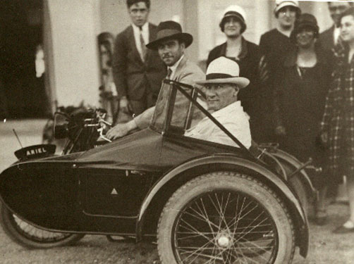Cumhurbaşkanı Atatürk, motosiklette
