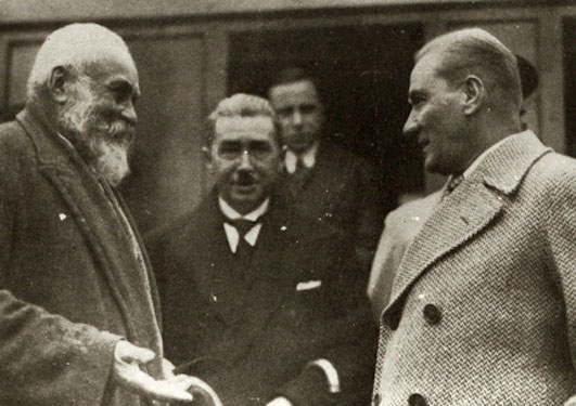 Cumhurbaşkanı Gazi Mustafa Kemal, Denizli'de bir ihtiyar ile konuşurken (5 Şubat 1931)