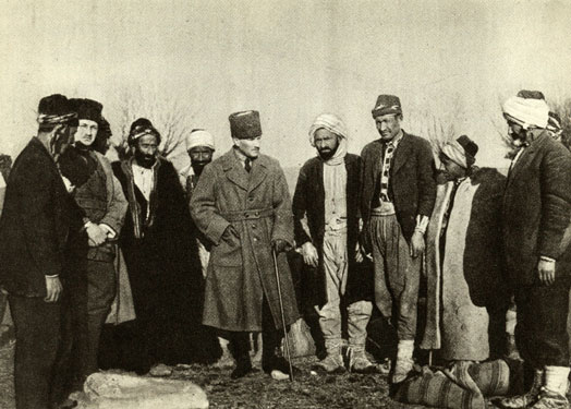 TBMM Başkanı Mustafa Kemal, cephe gerisinde halkla konuşurken (1921)