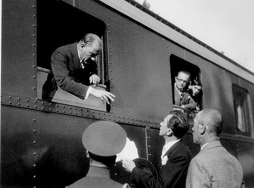 Cumhurbaşkanı Gazi Mustafa Kemal, Kütahya İstasyonu'nda bir yurttaş ile dilekçesi hakkında konuşurken (24 Ocak 1933)