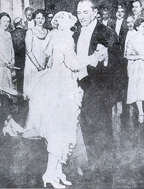 Cumhurbaşkanı Gazi Mustafa Kemal, manevî kızı Nebile ile Viyana Türk Büyükelçiliği kâtibi Raşit'in düğününde gelin ile dans ederken (1929)