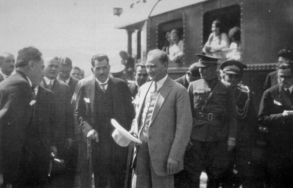 Cumhurbaşkanı Gazi Mustafa Kemal, İstanbul'da ilgililerce karşılanırken (6 Ağustos 1929)