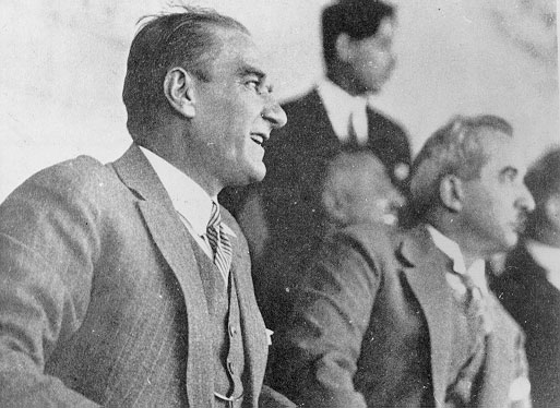 Cumhurbaşkanı Gazi Mustafa Kemal, Birinci Gazi Koşusu'nu izlerken (10 Haziran 1927)