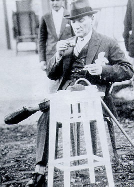 Cumhurbaşkanı Gazi Mustafa Kemal, Orman Çiftliği'nde kahve içerken (2 Haziran 1930)