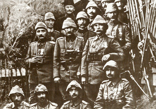 Mustafa Kemal, Çanakkale Savaşı'nda Üçüncü Kolordu Komutanı Esat Paşa ve diğer subay arkadaşları ile (1915)