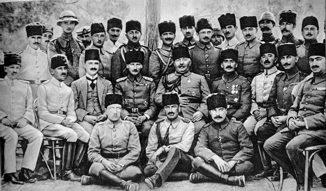 İkinci Ordu Komutanı Mustafa Kemal, Ahmet İzzet Paşa ve subay arkadaşları ile, Halep'te (1917)