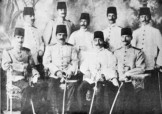 Mustafa Kemal, Beşinci Ordu emrindeyken subay arkadaşları ile Beyrut'ta (15 Temmuz 1906)