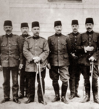 Hareket Ordusu Kurmay Başkanı Kolağası (Kıdemli Yüzbaşı) Mustafa Kemal, arkadaşları ile İstanbul'da (Nisan 1909)