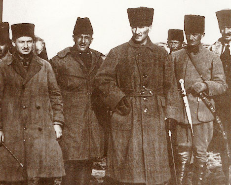 TBMM Başkanı Mustafa Kemal, Eskişehir yakınlarında tren istasyonunda Batı Cephesi Komutanı İsmet Bey'i beklerken (4 Aralık 1920)