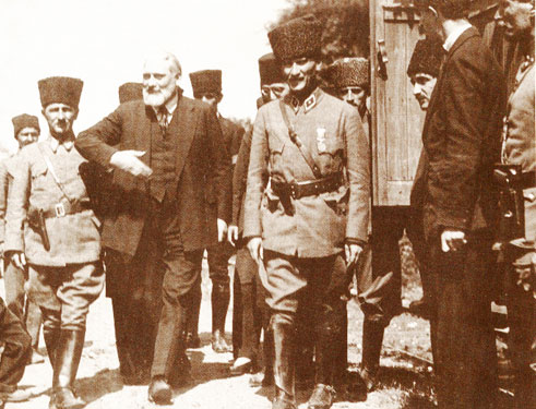 Başkomutan Gazi Mustafa Kemal Paşa, İzmit'te Claude Farrere'i karşılarken (18 Haziran 1922)