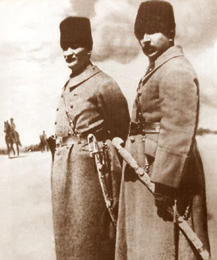 Başkomutan Gazi Mustafa Kemal Paşa, Batı Cephesi Komutanı İsmet Paşa ile Büyük Taarruz öncesi Ilgın manevralarında (1 Nisan 1922)