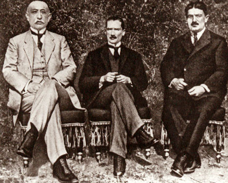 Mustafa Kemal, Heyet-i Temsiliye üyesi arkadaşları Hüseyin Rauf (Orbay) ve Bekir Sami (Kunduh) beyler ile Sivas'ta (4-11 Eylül 1919)