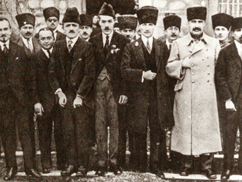 TBMM Başkanı Mustafa Kemal, yakın çalışma arkadaşları, Rus ve Azerbaycan temsilcileri ile birlikte (1921)