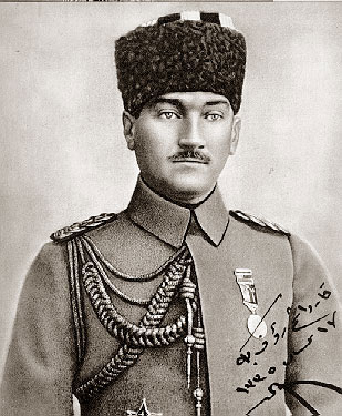 Dokuzuncu Ordu Müfettişi Mustafa Kemal Paşa, Samsun'a hareket etmeden önce (1919)