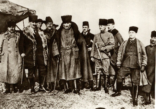 TBMM Başkanı Mustafa Kemal, Birinci İnönü Savaşı'nın geçtiği alanı gezerken (Bozüyük, 10-15 Şubat 1921)