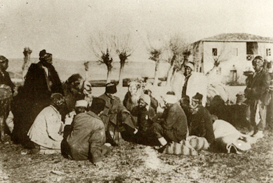 TBMM Başkanı Mustafa Kemal, Kurtuluş Savaşı'nda cepheye malzeme götüren halkla (6 Mart 1921)