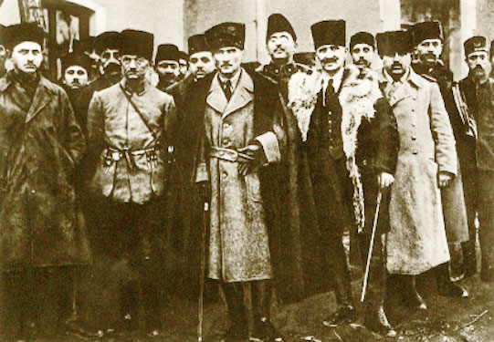 TBMM Başkanı Mustafa Kemal, Birinci İnönü Savaşı'nın yapıldığı alanları gezerken (Şubat 1921)