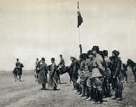 Başkomutan Gazi Mustafa Kemal Paşa ve Batı Cephesi Komutanı İsmet Paşa, Büyük Taarruz'dan önce Ilgın manevralarında ordunun hazırlıklarını denetlerken (1 Nisan 1922)