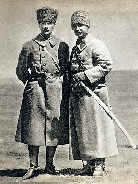 Başkomutan Gazi Mustafa Kemal Paşa ve Batı Cephesi Komutanı İsmet Paşa, Büyük Taarruz'dan önce Ilgın manevralarında (1 Nisan 1922)