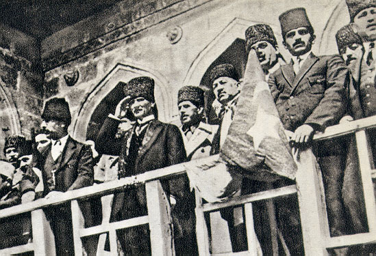 TBMM Başkanı Gazi Mustafa Kemal, Büyük Taarruz'dan önce, TBMM balkonundan geçit töreninde askerleri selâmlarken (20 Temmuz 1922)