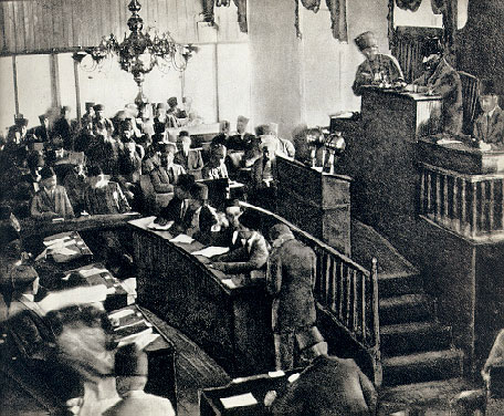 TBMM Başkanı Gazi Mustafa Kemal, Büyük Taarruz'dan önce, Türkiye Büyük Millet Meclisi başkanlık kürsüsünde (1922)