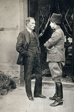 TBMM Başkanı Mustafa Kemal, İkinci İnönü zaferinden sonra Batı Cephesi Komutanı İsmet Paşa ile konuşurken (Haziran 1921)