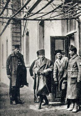 TBMM Başkanı Mustafa Kemal, savaş alanını görmek için Eskişehir'deki Batı Cephesi Karargâhından çıkıyor (18 Temmuz 1921)