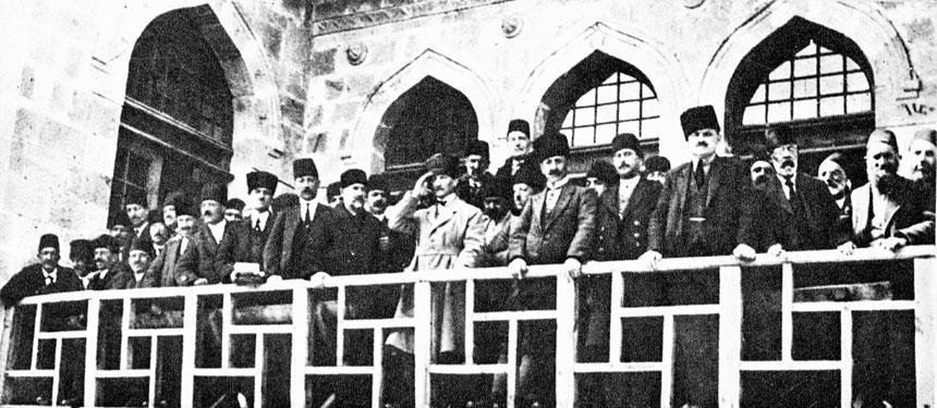 TBMM Başkanı Mustafa Kemal, Meclis balkonunda, yanında arkadaşları ve milletvekilleri ile birlikte (23 Nisan 1921)