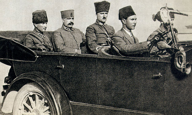 Başkomutan Gazi Mustafa Kemal Paşa, yanında Genelkurmay Başkanı Fevzi (Çakmak) Paşa ile İzmir'e girerken (10 Eylül 1922)