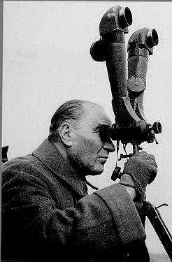 Cumhurbaşkanı Atatürk, Harp Akademisi Tatbikatı'nda (29 Mayıs 1936)