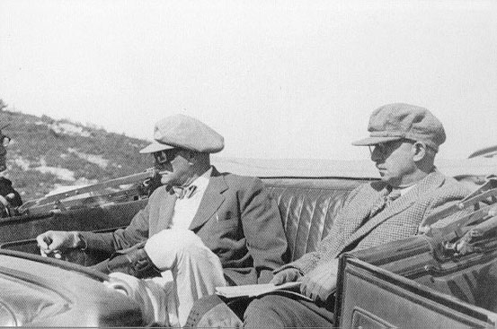 Cumhurbaşkanı Atatürk, Ege manevralarında, İsmet İnönü ile manevra alanına giderken (Ekim 1937)