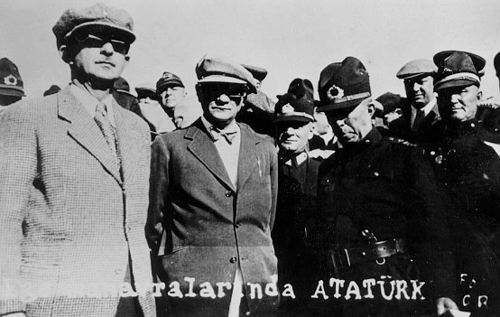 Cumhurbaşkanı Atatürk, Ege manevralarında (Ekim 1937)
