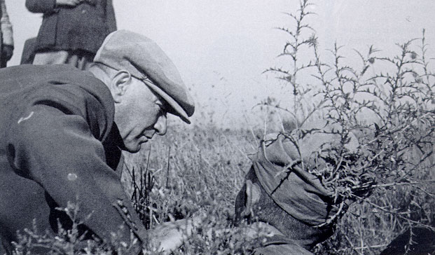 Cumhurbaşkanı Atatürk, siperdeki bir Türk askeri ile birlikte (20 Ağustos 1937)