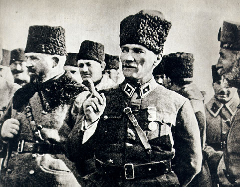 Mustafa Kemal Paşa, Gebze'de askerî birlikleri teftişi sırasında, Birinci Ordu Komutanı Nurettin Paşa'ya talimat veriyor (17 Ocak 1923)