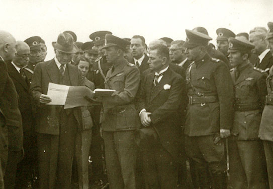 Cumhurbaşkanı Atatürk, Diyarbakır'da inceleme yaparken (16 Kasım 1937)